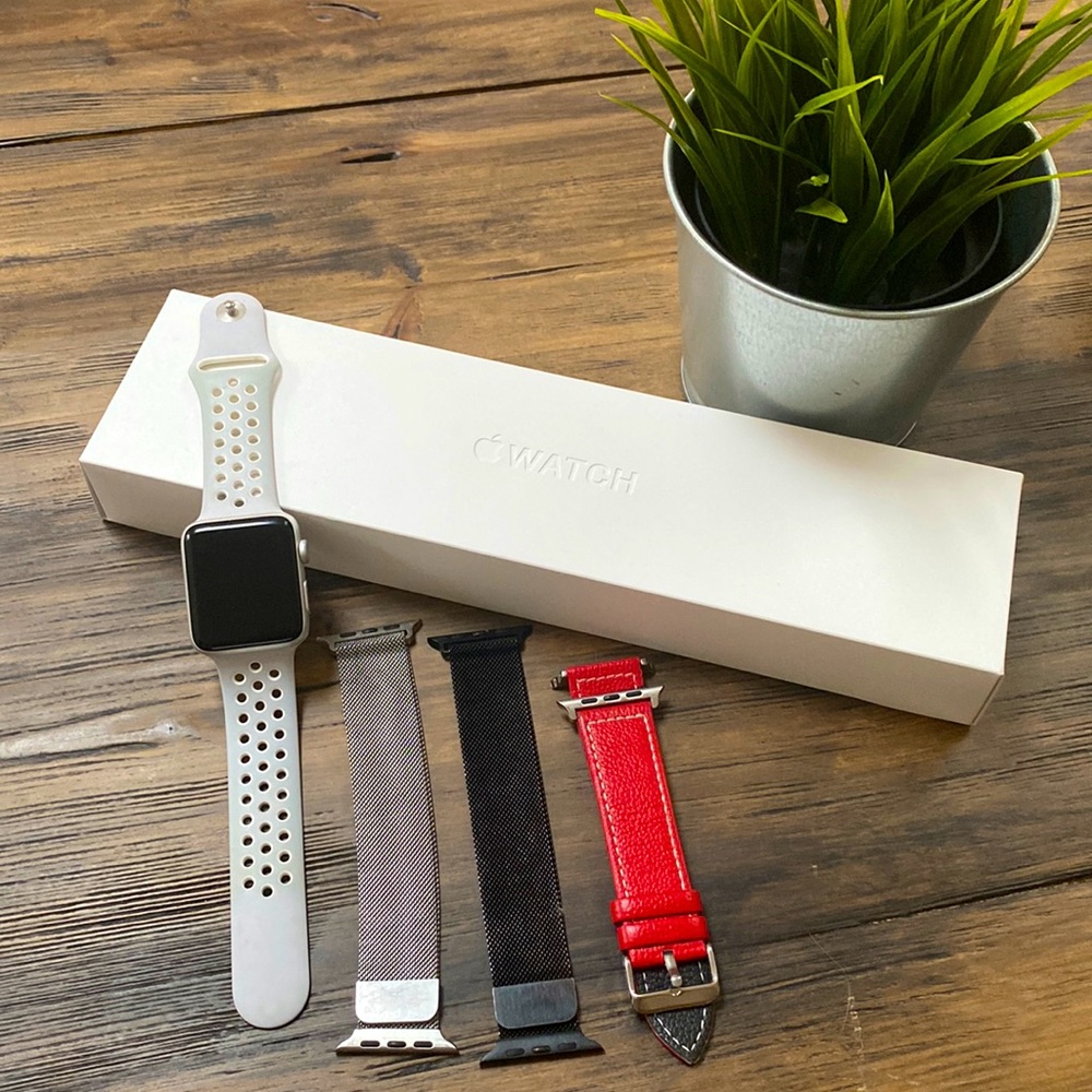 Apple iWatch 2 series with 3 extra wristbands